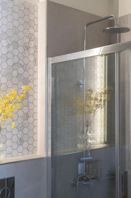 Modern At Edem Atina